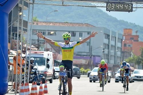 Caio Godoy comemora o bicampeonato / Foto: Luis Claudio Antunes/Bike76